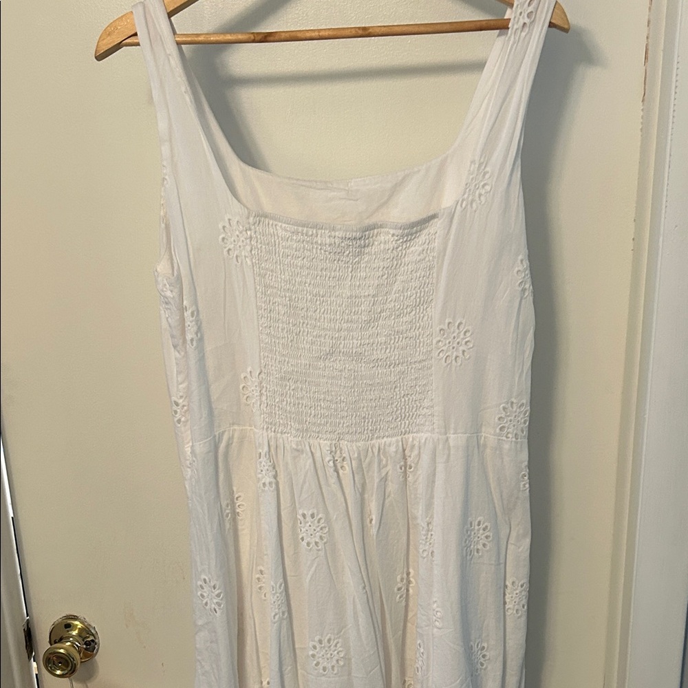 Chic White Floral Maxi Dress - Picture 3 of 3